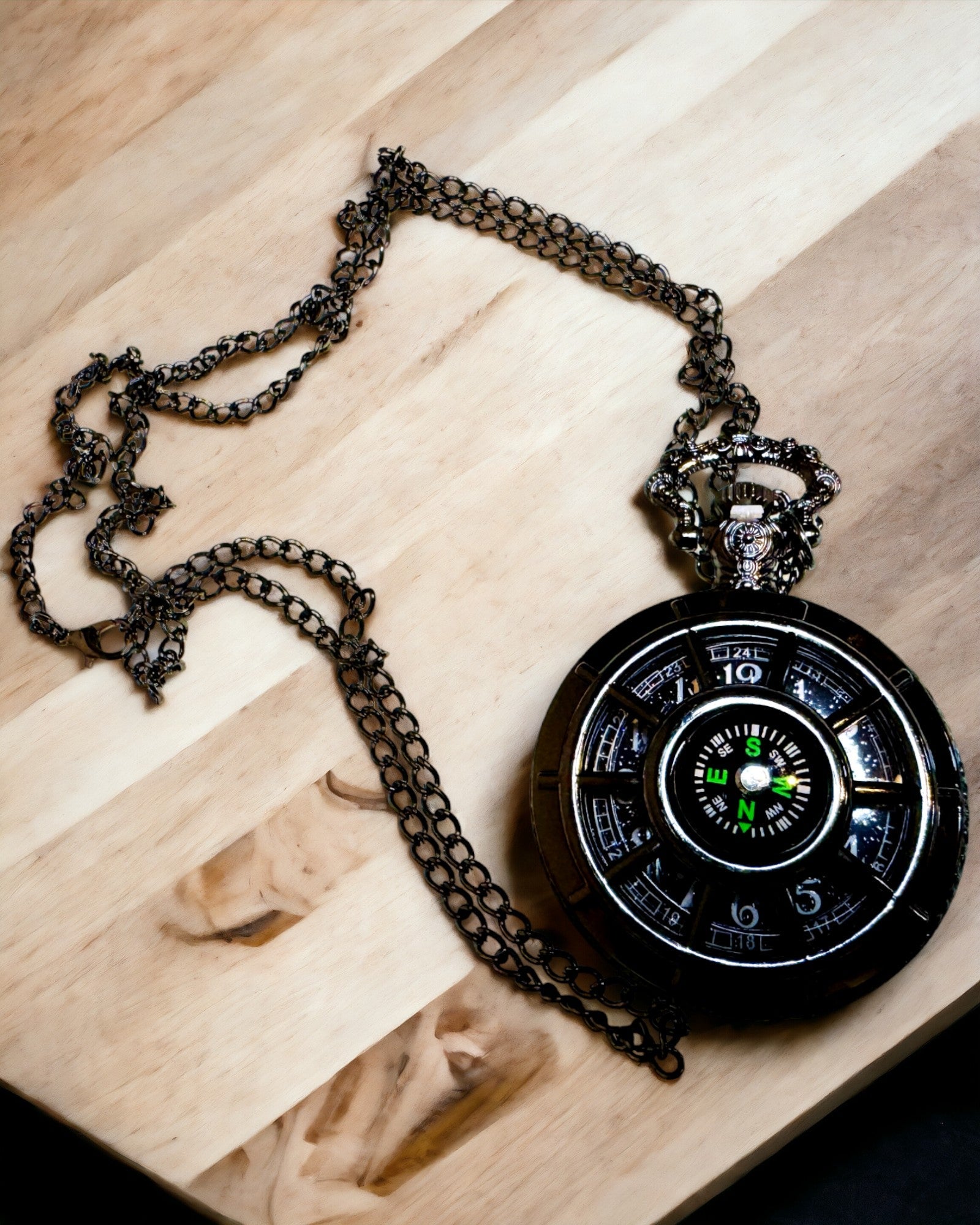 Taschenuhr mit Kompass – Elegantes Vintage-Anhänger mit Skelettgehäuse und schwarzem Zifferblatt, personalisiert mit Gravur