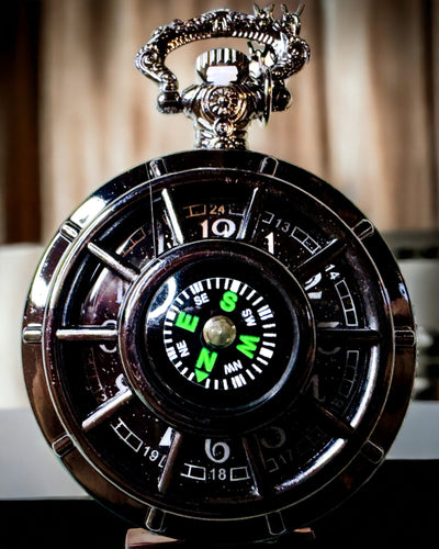 Montre de Poche avec Boussole – Pendentif Élégant de Style Vintage avec Squelette Creux et Cadran Noir, personnalisation par gravure