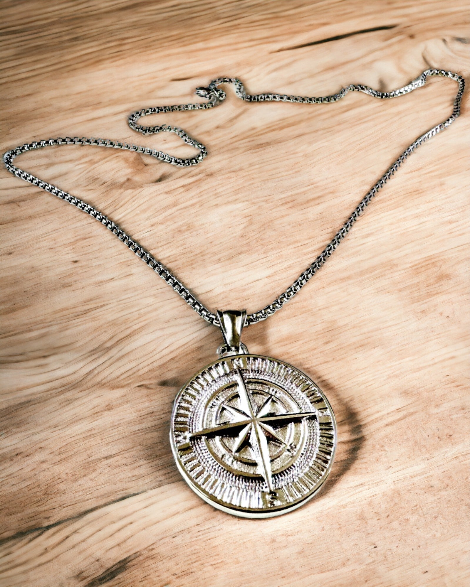 Collier avec Boussole – Bijoux Forgés en Acier Inoxydable pour Hommes et Femmes en Deux Couleurs, avec Gravure