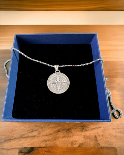 Collier avec Boussole – Bijoux Forgés en Acier Inoxydable pour Hommes et Femmes en Deux Couleurs, avec Gravure