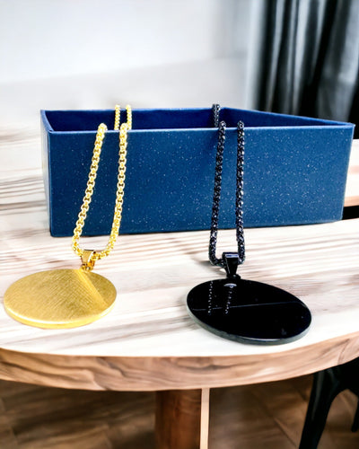 Wisiorek "Urban Elegance" – Ronde Medaille van Roestvrij Staal in Twee Kleuren met Personaliseringsoptie