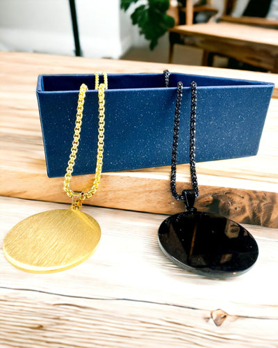 Wisiorek "Urban Elegance" – Ronde Medaille van Roestvrij Staal in Twee Kleuren met Personaliseringsoptie