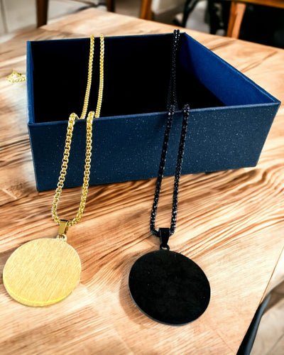 Wisiorek "Urban Elegance" – Ronde Medaille van Roestvrij Staal in Twee Kleuren met Personaliseringsoptie