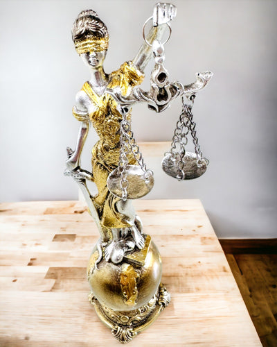 Beeldje van de Godin van de Gerechtigheid – Artistieke Decoratie voor op de Plank, Harsambacht, personalisatie met gravure