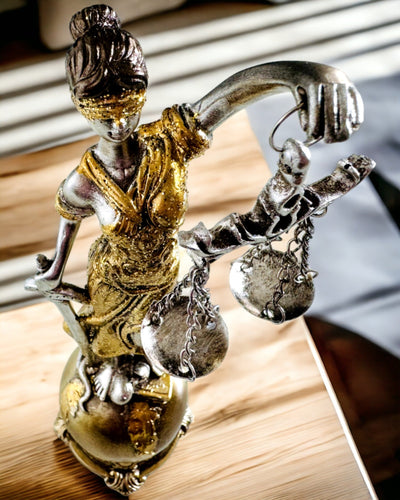 Beeldje van de Godin van de Gerechtigheid – Artistieke Decoratie voor op de Plank, Harsambacht, personalisatie met gravure