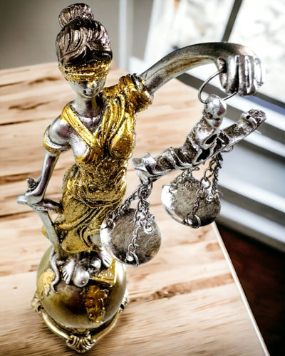 Beeldje van de Godin van de Gerechtigheid – Artistieke Decoratie voor op de Plank, Harsambacht, personalisatie met gravure