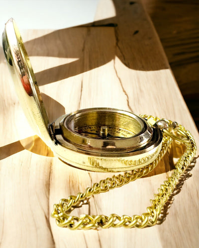 Kompas de couleur dorée Aventure – Élégant Navigateur de Découvertes