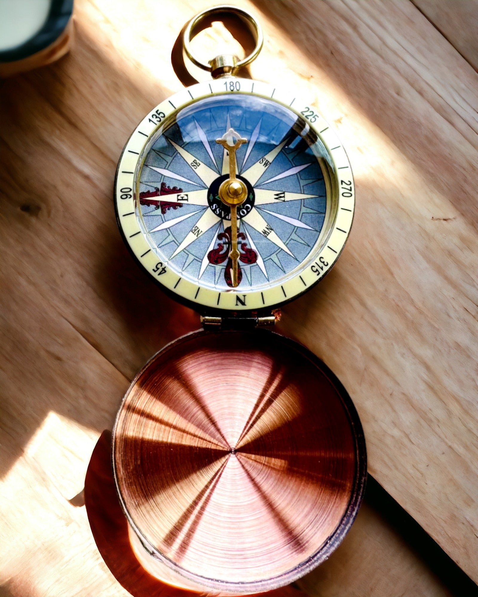 Kompas roségoud - navigatie in retrostijl – draagbaar en nauwkeurig instrument voor het bepalen van de richting voor reizigers en ontdekkingsreizigers. Gravure, personalisatie.