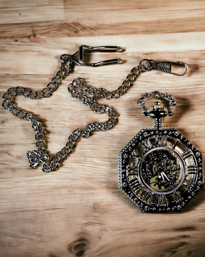 Klassische silberfarbene achteckige mechanische Taschenuhr mit skelettiertem Zifferblatt im Steampunk-Stil