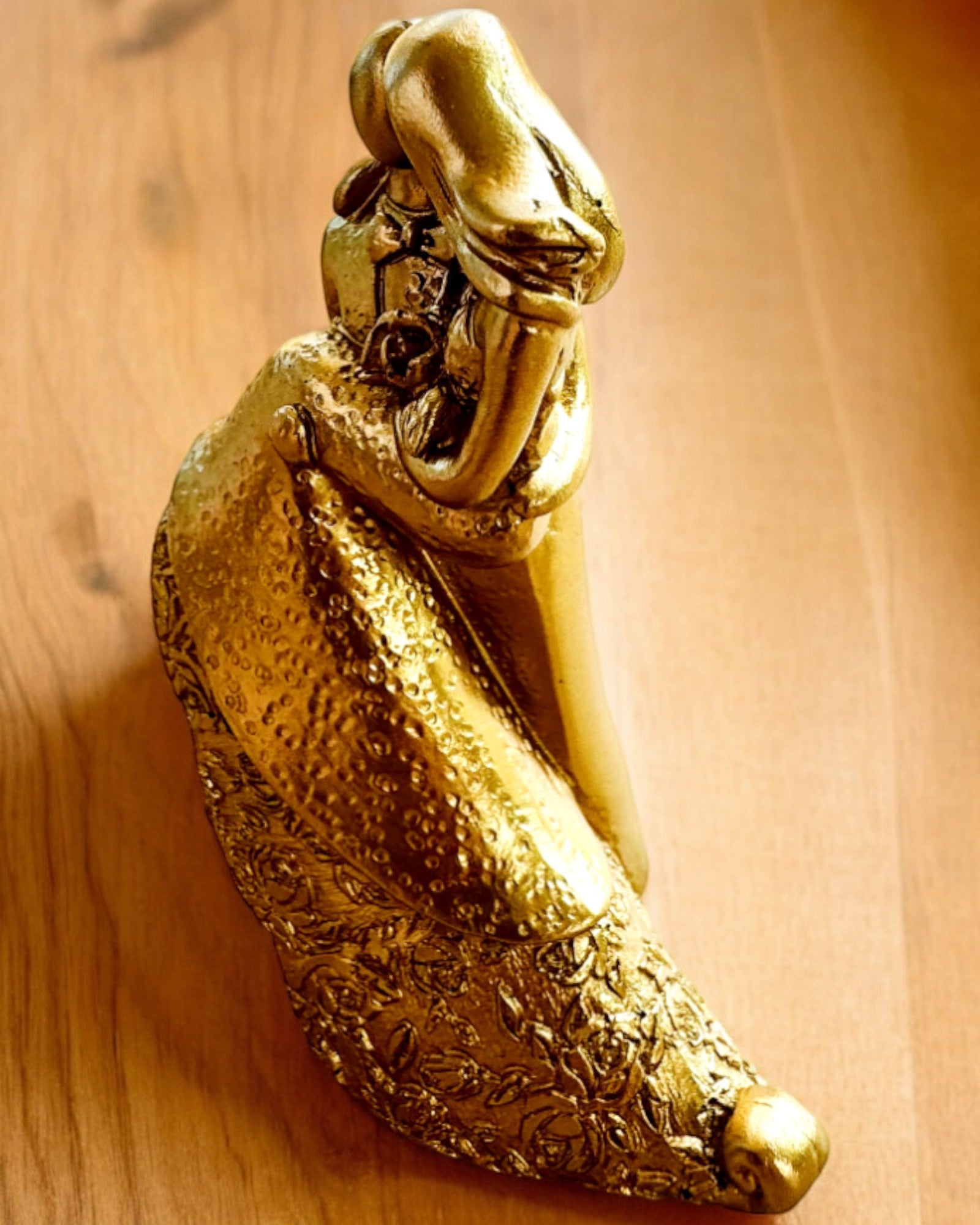 "Eternal Love" Figurine in Gold - 11 cm, Small Decorative Figurine with Engraving Option