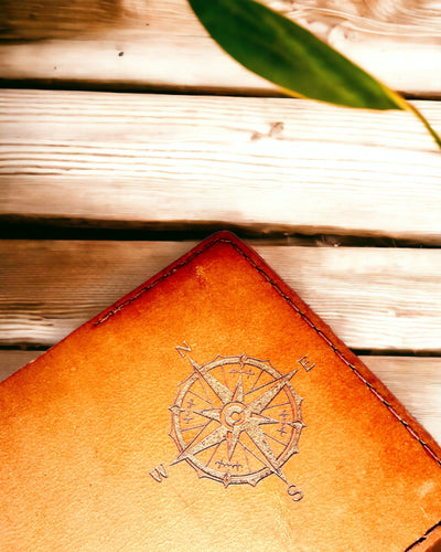 Étui "Voyageur" - Pochette en cuir pour passeport, personnalisation par gravure - 2 variantes de couleur