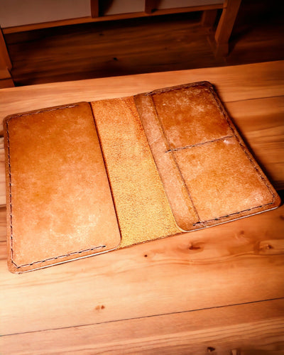 Étui "Voyageur" - Pochette en cuir pour passeport, personnalisation par gravure - 2 variantes de couleur