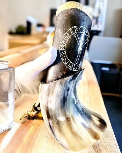 Gobelet en Corne "Viking Valor" - Gravé à la Main, Qualité Premium - 4 variantes au choix