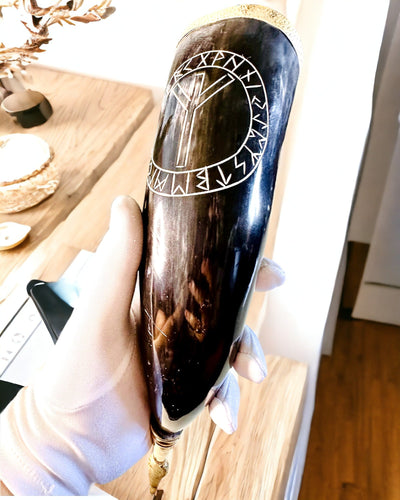 Gobelet en Corne "Viking Valor" - Gravé à la Main, Qualité Premium - 4 variantes au choix