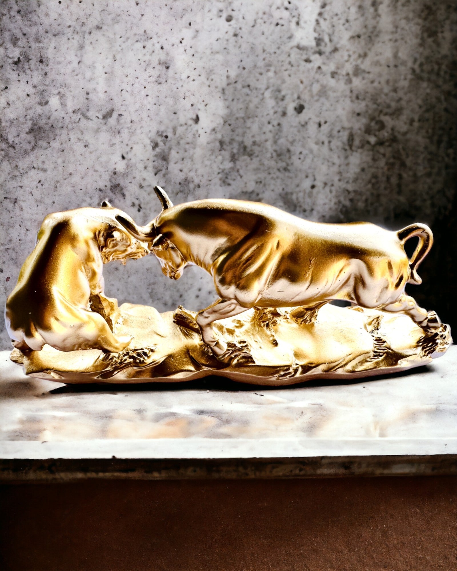Duel des Puissants - Sculpture décorative Taureau et Ours - possibilité de personnalisation par gravure - couleur or