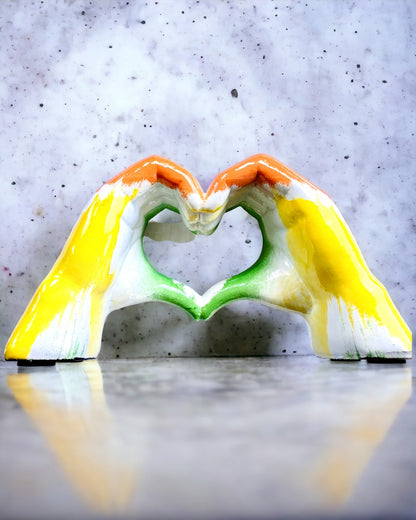 Buntes Herz im Raum - Dekorative Figur aus Harz mit Personalisierungsmöglichkeit, als Geschenk