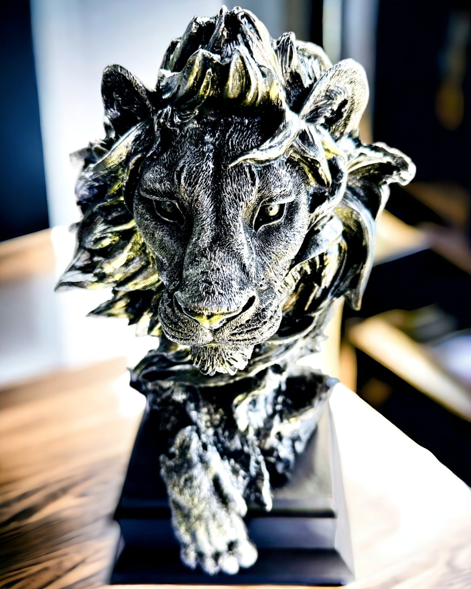 König des Dschungels Löwe - Majestätische Löwenstatue - silberfarben, personalisierbar als Geschenk
