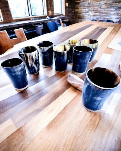 Handgefertigte kleine Tasse mit Gravurmöglichkeit, indisches Glas, personalisierbar als Geschenk, Gravur. Dunkle Farbe.