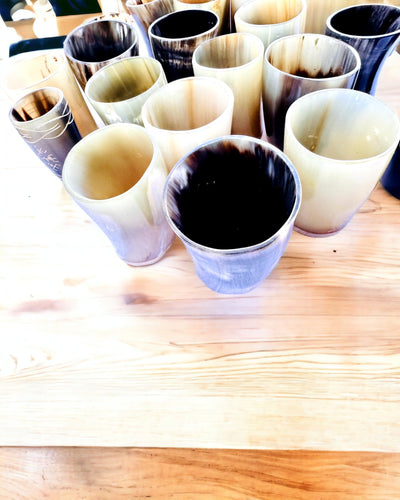 Handgefertigte kleine Tasse mit Gravurmöglichkeit, indisches Glas, personalisierbar als Geschenk, Gravur. Dunkle Farbe.