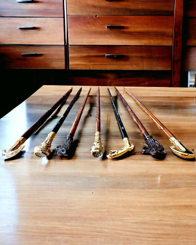 Wandelstok 'Wolf' - Indiaas Mangohout met Gravure Optie, bruin met gesneden patroon