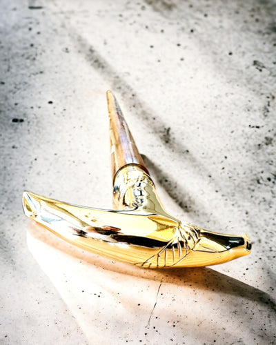 Handgesneden Wandelstok, voor wandelen "Koninklijke Wandelaar" in bruine kleur met gouden versieringen