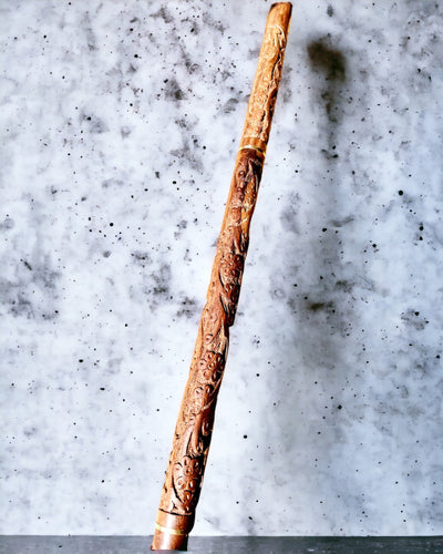 Wandelstok 'Wolf' - Indiaas Mangohout met Gravure Optie, bruin met gesneden patroon