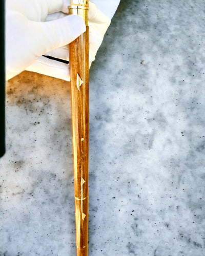 Handgesneden Wandelstok, voor wandelen "Koninklijke Wandelaar" in bruine kleur met gouden versieringen