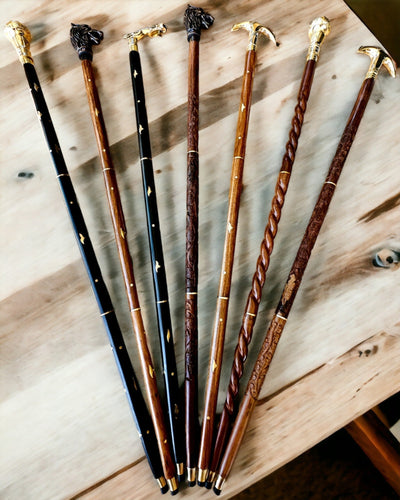 Handgesneden Wandelstok, voor wandelen "Koninklijke Wandelaar" in bruine kleur met gouden versieringen