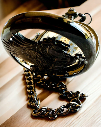 Taschenuhr "Equus Tempus" - Schwarz mit Pferdemotiv, personalisierbar mit Gravur - weißes Zifferblatt