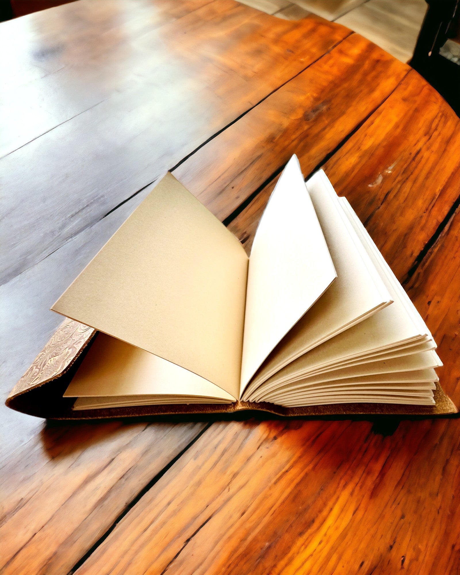Carnet Rétro de Luxe avec Couverture en Cuir - "Vintage Elegance", 480 pages, possibilité de personnalisation par gravure