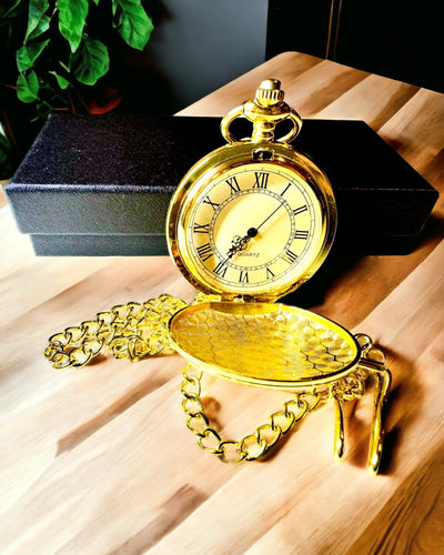 Taschenuhr im Vintage-Stil in goldener Farbe mit Gravuren – Elegantes Herrenaccessoire, ideale Geschenkidee