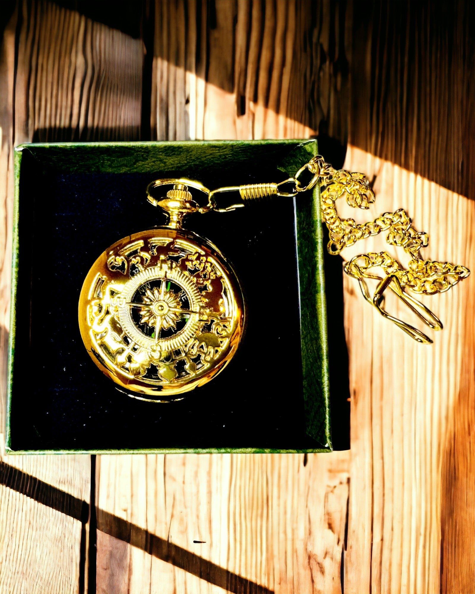 Boussole de Navigation Style Vintage couleur or avec Motif Décoratif – Équipement pour Aventures Montagnardes et Découvertes. Personnalisation par gravure