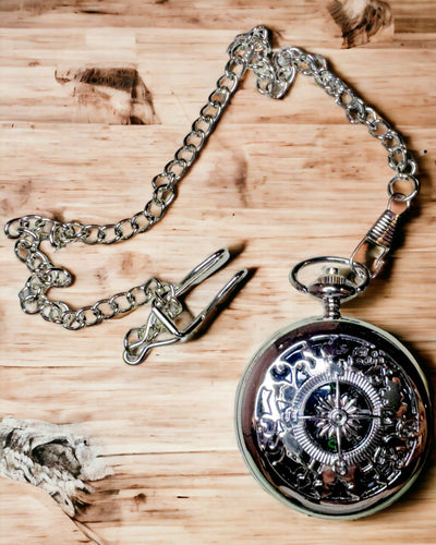 Compas de Poche Argenté Style Rétro avec Motif Ajouré – Élégant et Pratique. Gravure