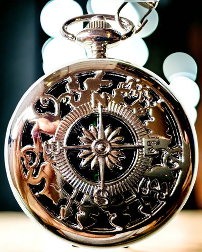 Compas de Poche Argenté Style Rétro avec Motif Ajouré – Élégant et Pratique. Gravure