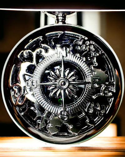 Compas de Poche Argenté Style Rétro avec Motif Ajouré – Élégant et Pratique. Gravure