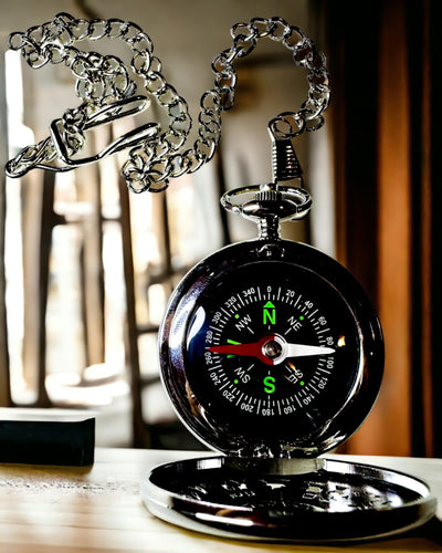 Compas de Poche Argenté Style Rétro avec Motif Ajouré – Élégant et Pratique. Gravure