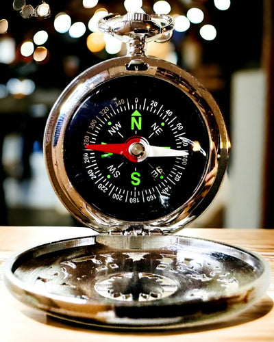 Compas de Poche Argenté Style Rétro avec Motif Ajouré – Élégant et Pratique. Gravure