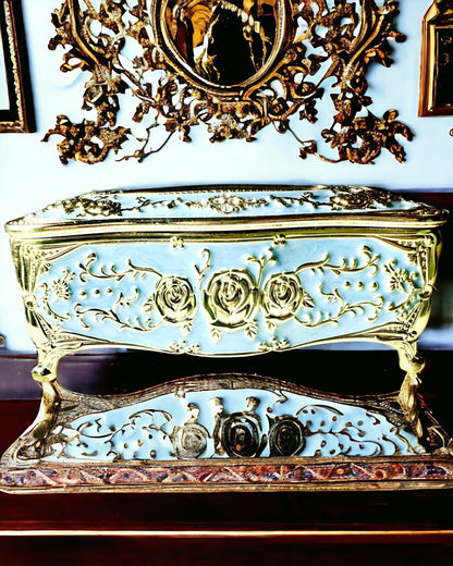 Luxus-Taschentuchbox mit geprägtem Rosenmuster und eleganten Griffen