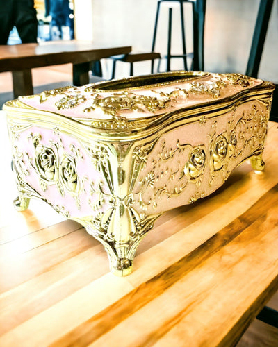 Boîte à Mouchoirs Rose Élégante avec Roses Gaufrées – Accent Luxueux pour Salon, Hôtel ou Club