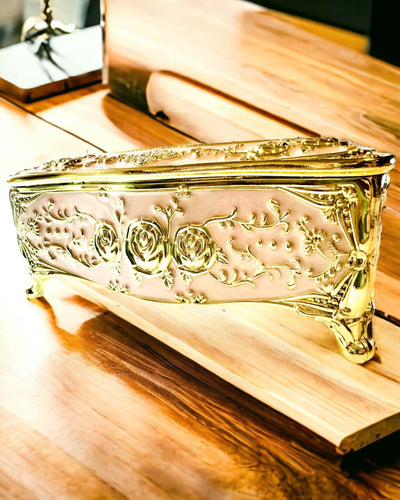 Boîte à Mouchoirs Rose Élégante avec Roses Gaufrées – Accent Luxueux pour Salon, Hôtel ou Club