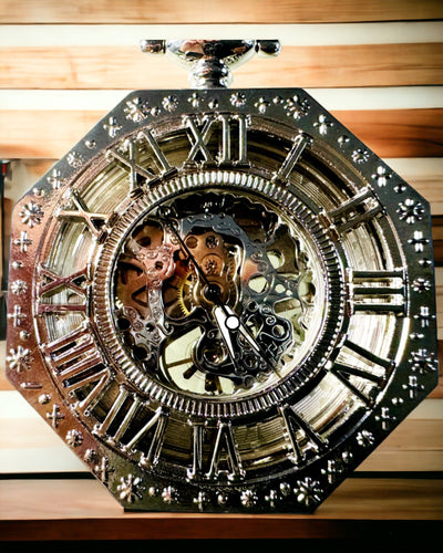 Klassische silberfarbene achteckige mechanische Taschenuhr mit skelettiertem Zifferblatt im Steampunk-Stil