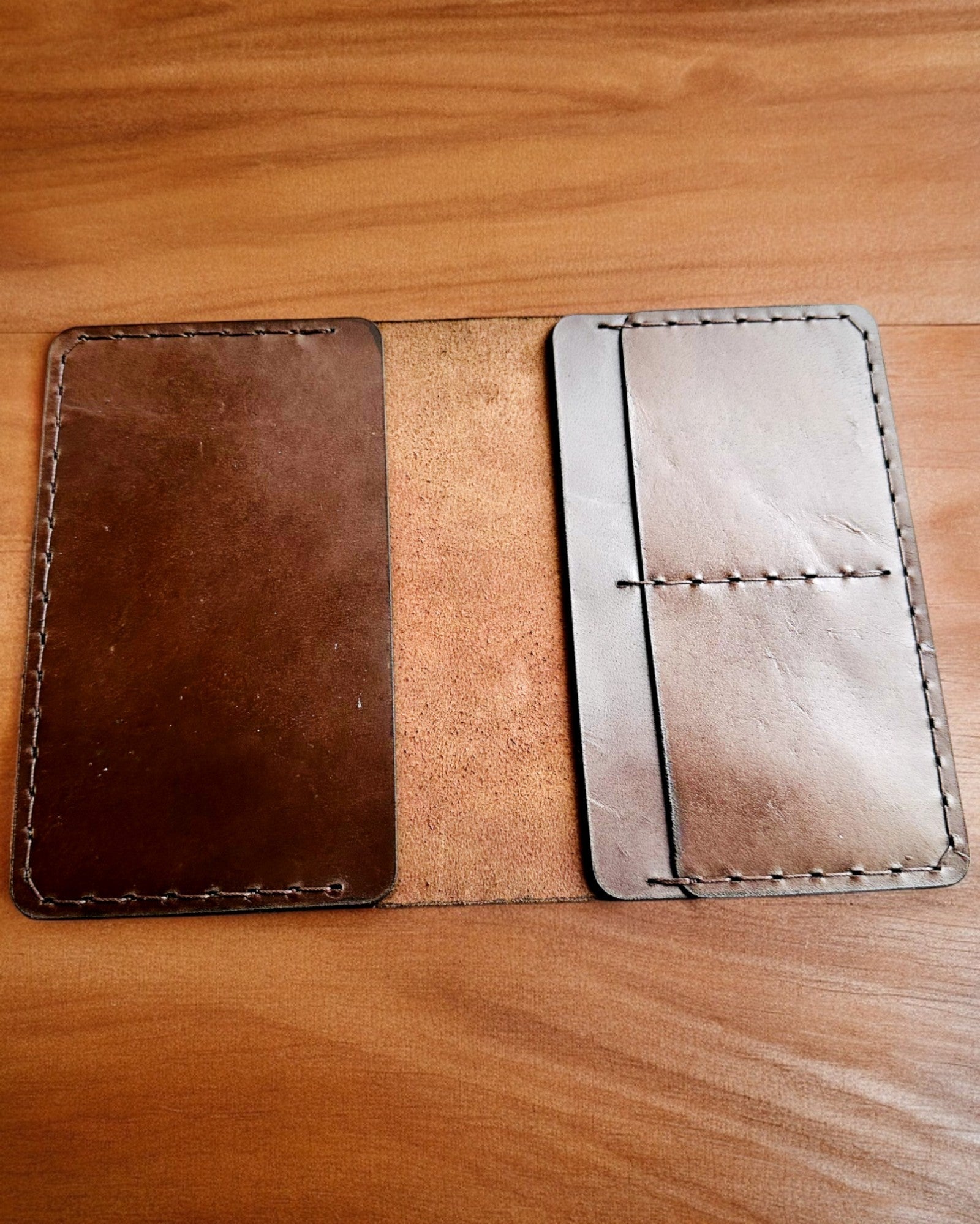 Traveler's Case - Leather Passport Holder, personalized with engraving - 2 color variants
