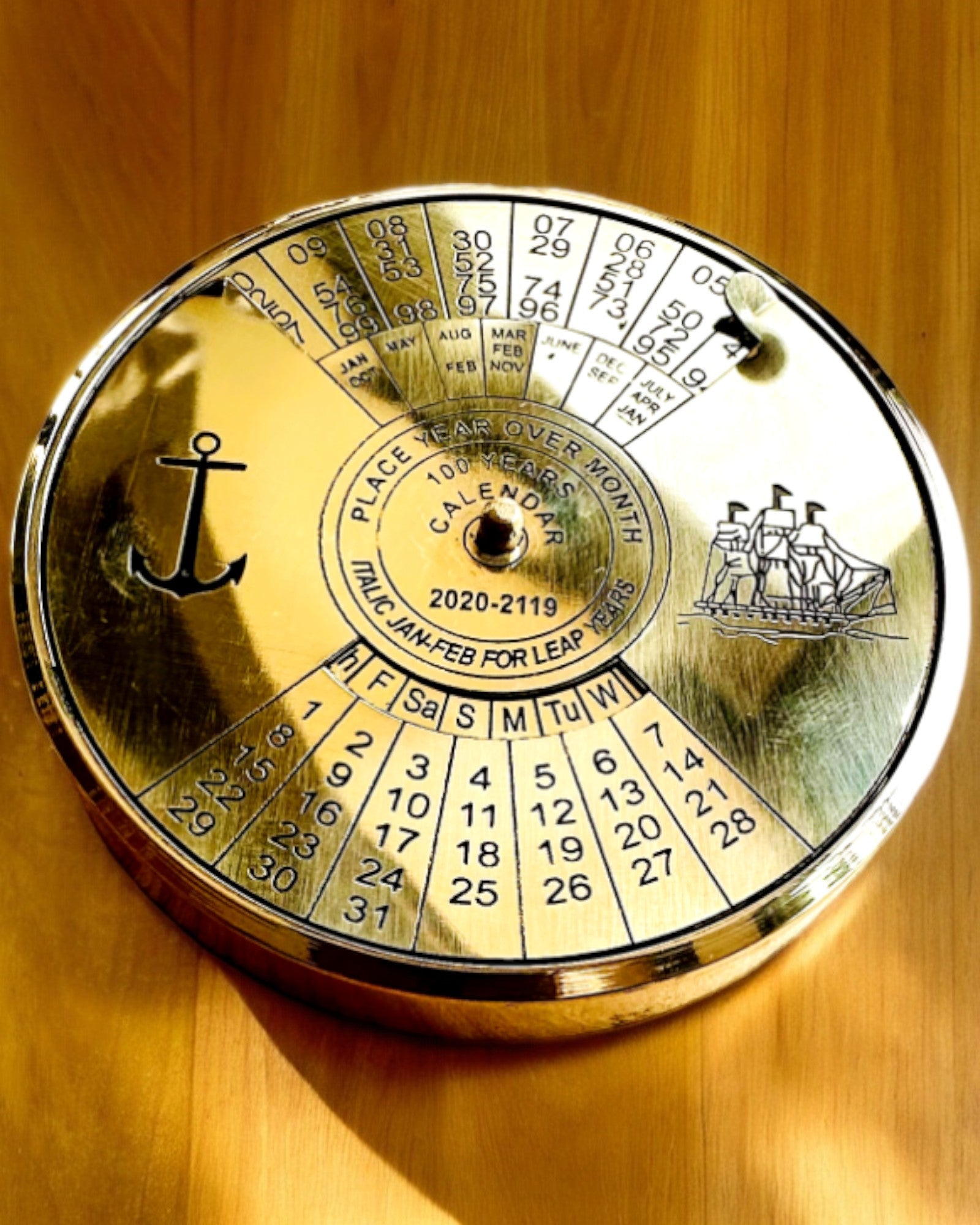 Kalendarium van de Eeuwigheid "Morski Żagiel" – Messing 100-jarige Kalender - gravure mogelijk als cadeau