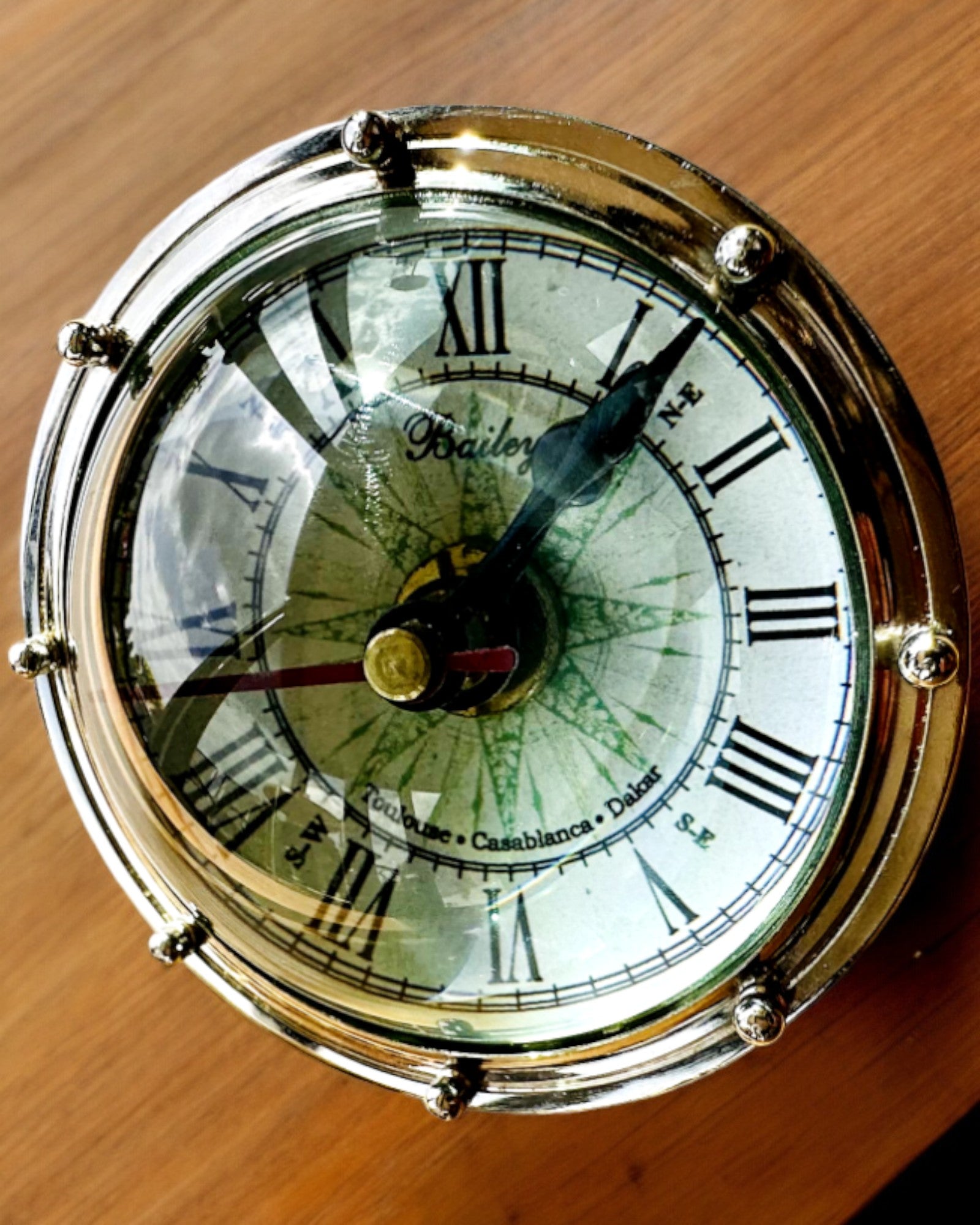 Bailey Compass Clock - Élégante Horloge avec motif de Boussole avec Possibilité de Gravure