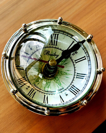 Bailey Compass Clock - Élégante Horloge avec motif de Boussole avec Possibilité de Gravure