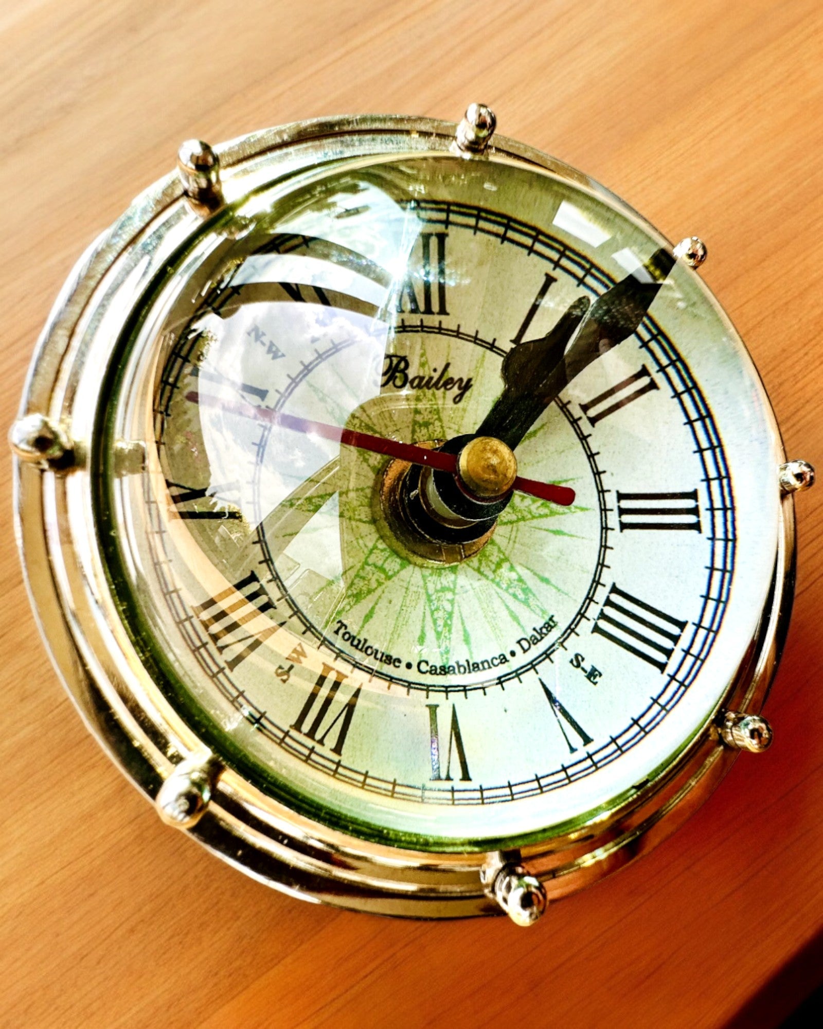 Bailey Compass Clock - Élégante Horloge avec motif de Boussole avec Possibilité de Gravure