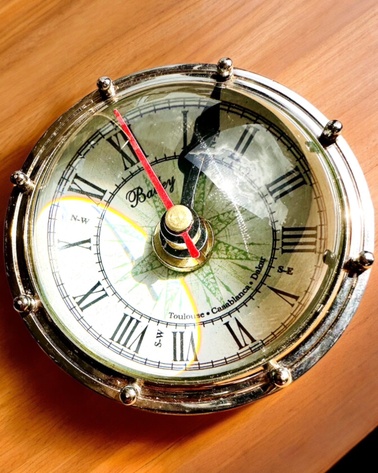Bailey Compass Clock - Élégante Horloge avec motif de Boussole avec Possibilité de Gravure