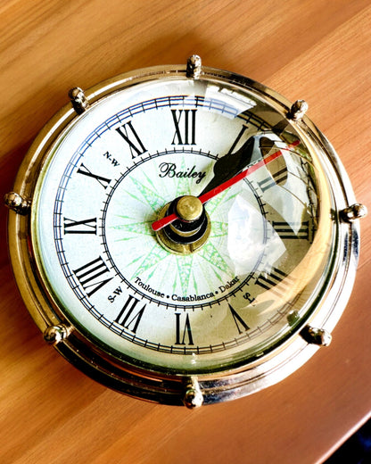 Bailey Compass Clock - Élégante Horloge avec motif de Boussole avec Possibilité de Gravure
