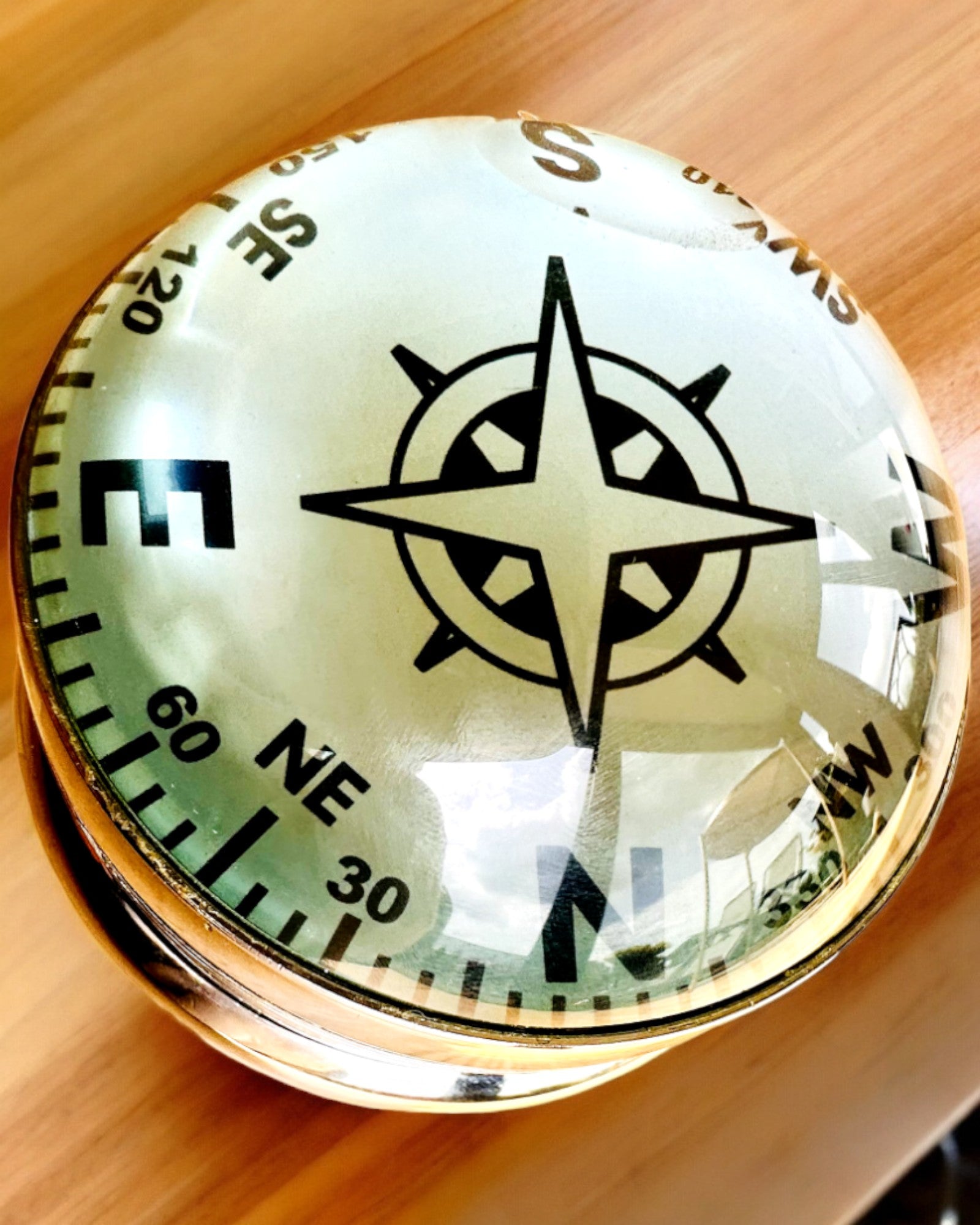 Bailey Compass Clock - Élégante Horloge avec motif de Boussole avec Possibilité de Gravure