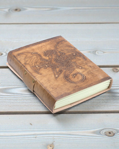 Skórzany Notatnik Smok Strażnik Legend – Ręcznie Tłoczony 20 × 15 cm